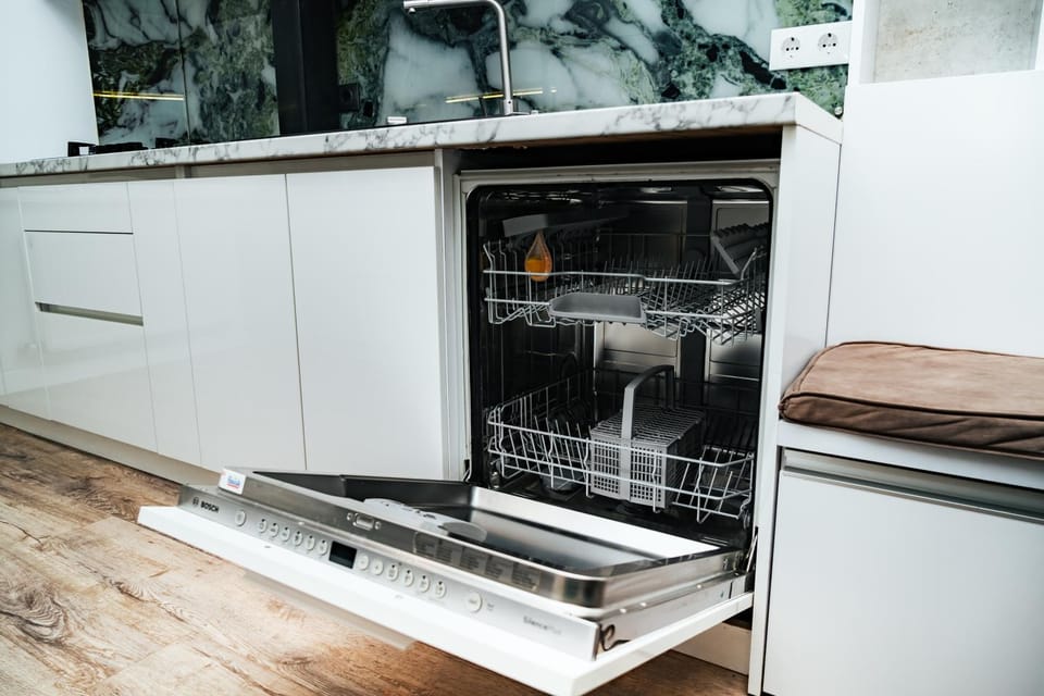 Kitchen or kitchenette, dishwasher