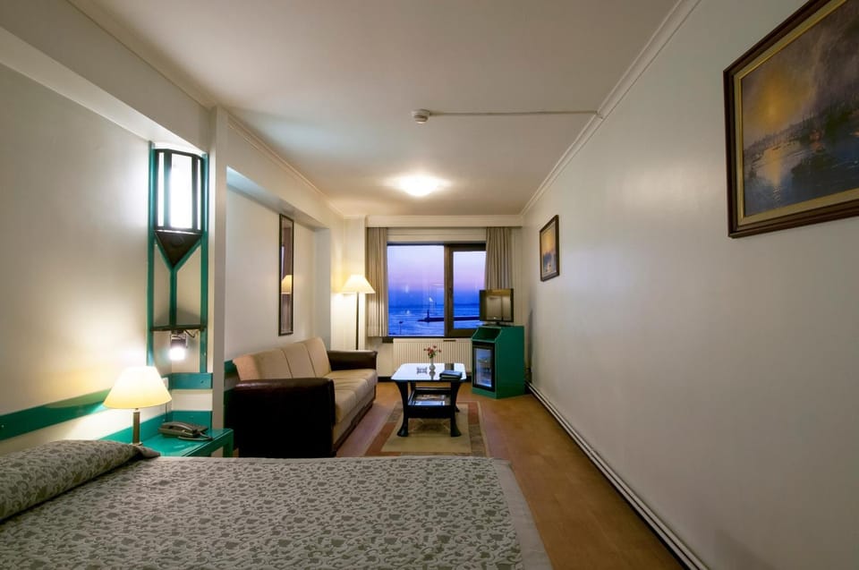 Bed, TV and multimedia, Living room, Photo of the whole room, Seating area, Bedroom, hair dresser