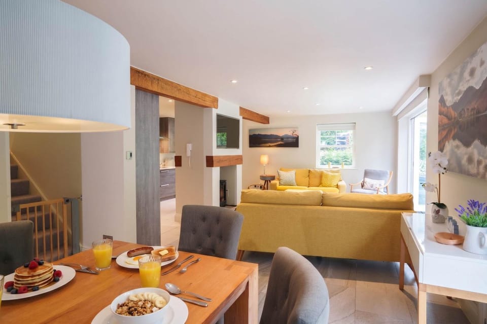 Ashness with Hot Tub Nr Windermere by LetMeStay House in Bowness-on-Windermere