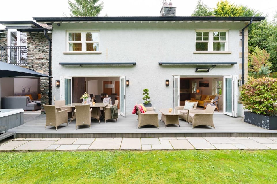 Ashness with Hot Tub Nr Windermere by LetMeStay House in Bowness-on-Windermere