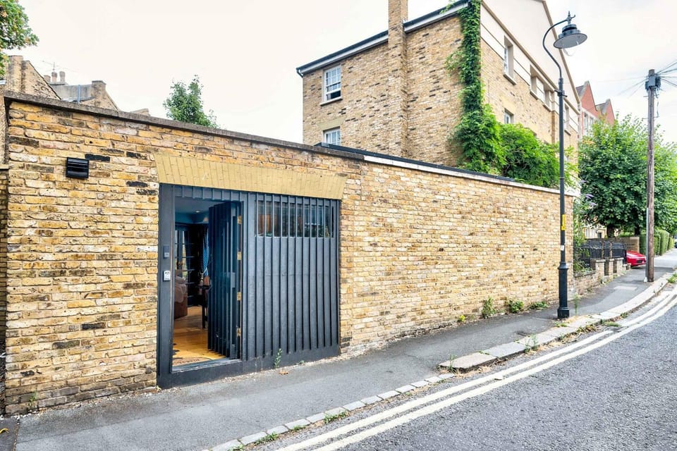 The Cosy Suite Apartment in London Borough of Southwark