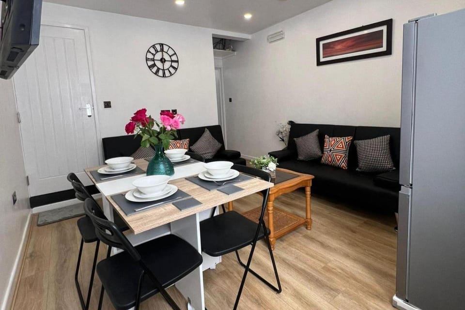 House Sleeps 13 - Free Parking & Garden House in Oldbury