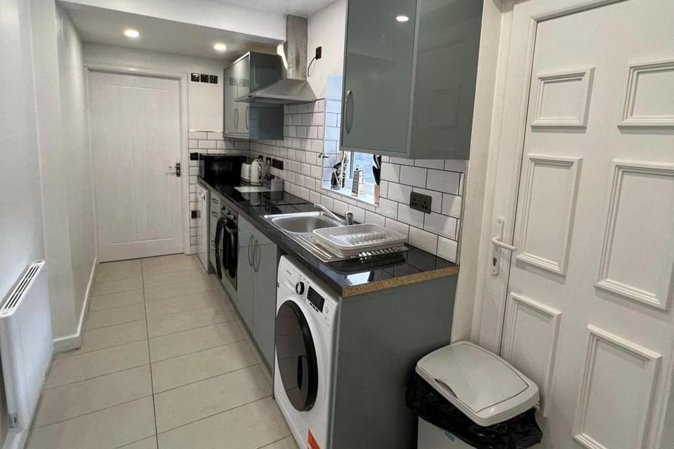 House Sleeps 13 - Free Parking & Garden House in Oldbury