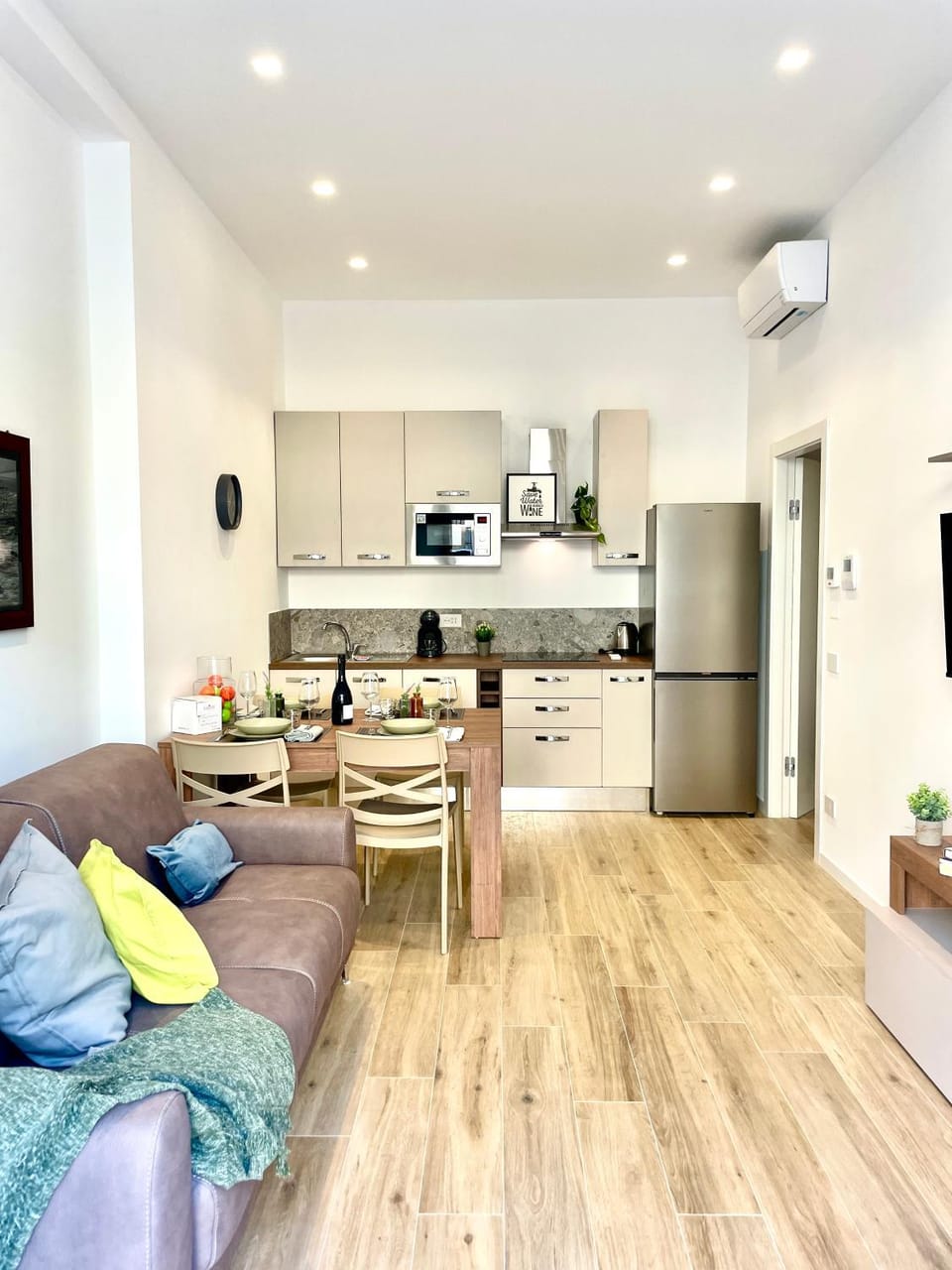 Kitchen or kitchenette, Living room, Seating area, Dining area, dishwasher, oven, stove