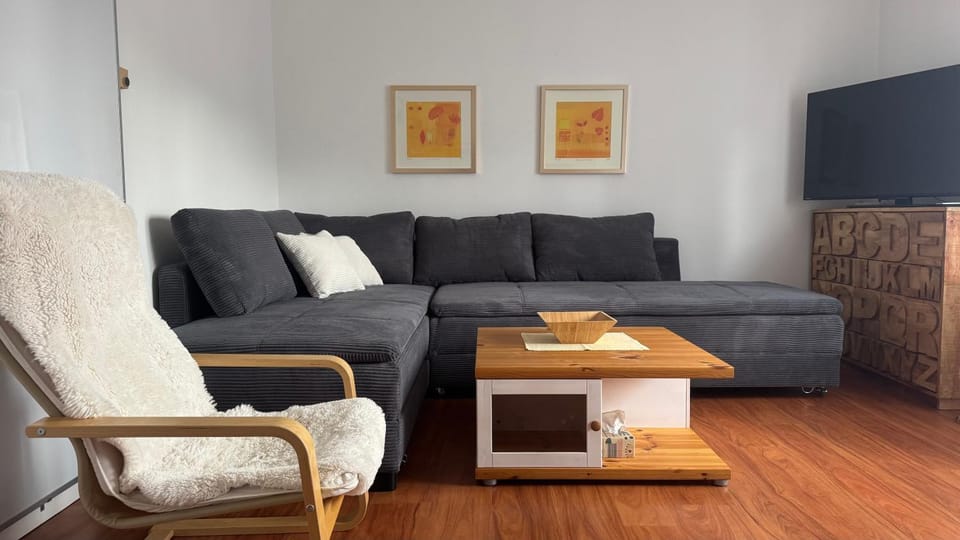 TV and multimedia, Living room, Seating area, Evening entertainment, Bedroom
