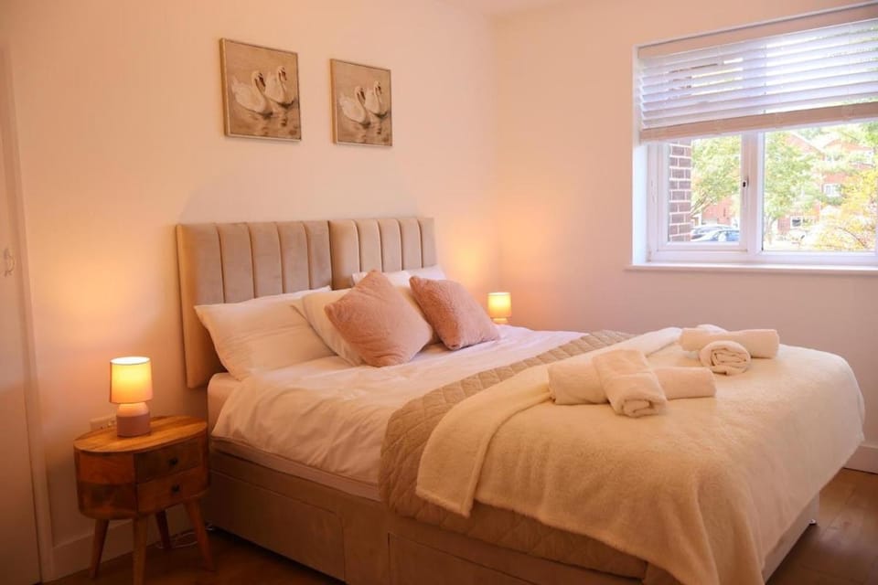 Modern and cosy stay 3 bedrooms 7 min from station Apartment in Enfield