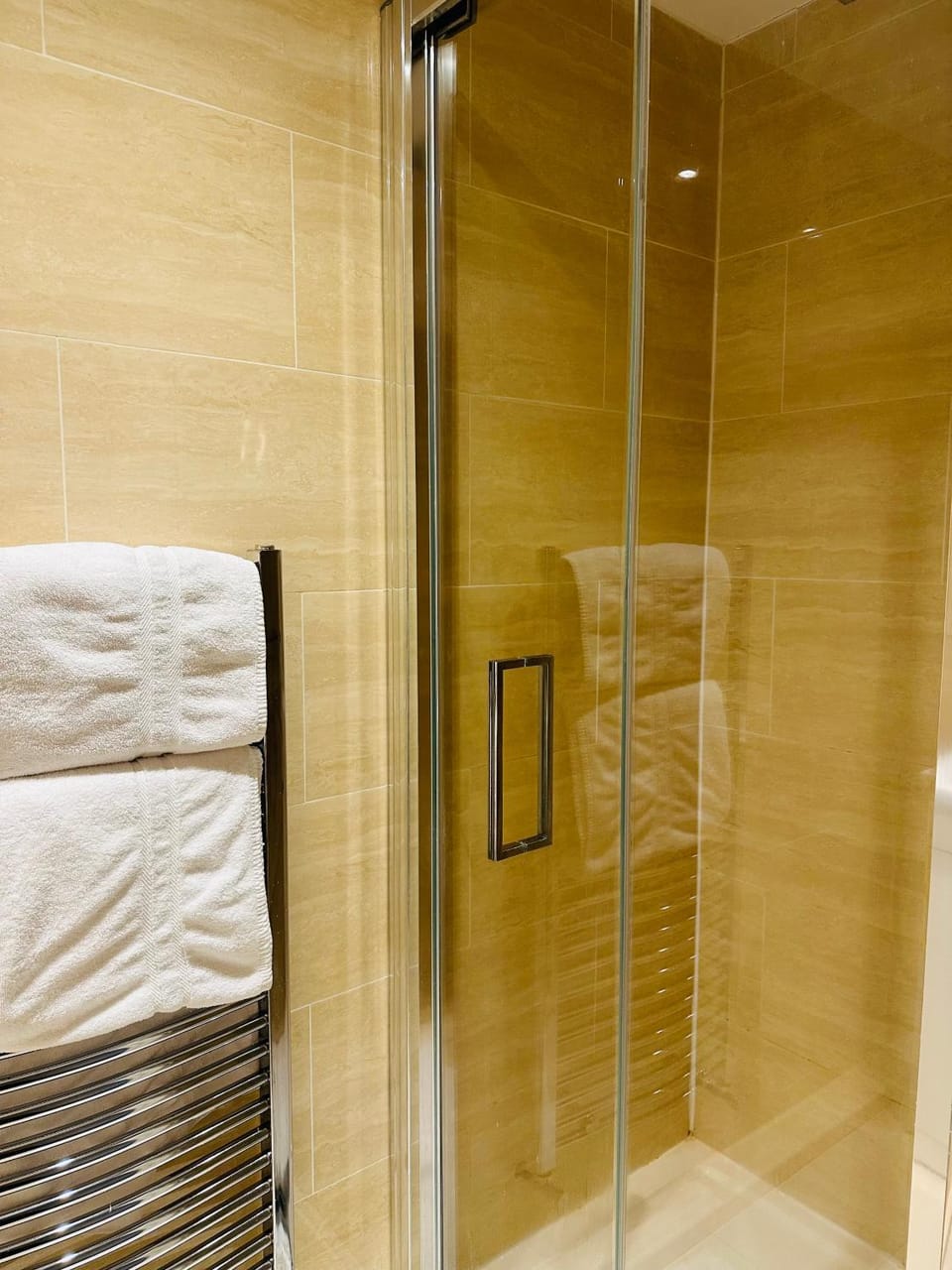 Westferry Deluxe Three-Bedroom Apartment with Patio Apartment in London