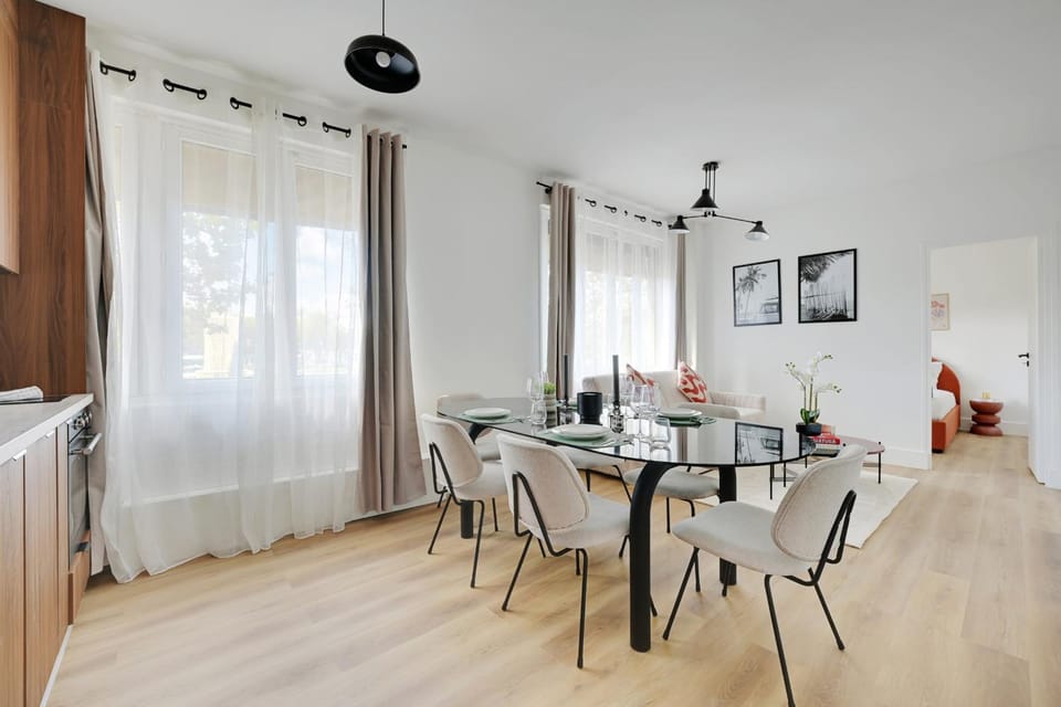 TV and multimedia, Kitchen or kitchenette, Living room, Seating area, Dining area