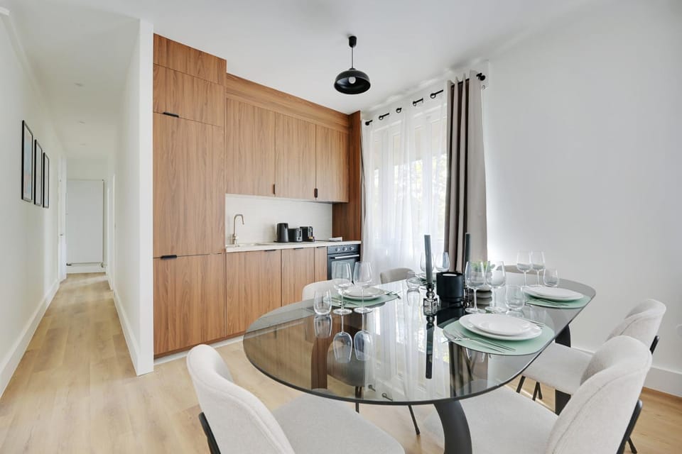 Kitchen or kitchenette, Living room, Seating area, Dining area, stove