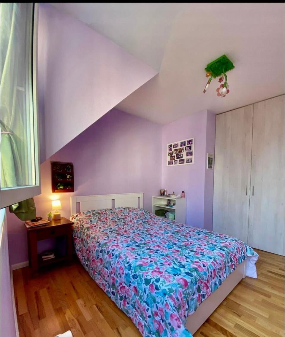 Photo of the whole room, Bedroom, wardrobe