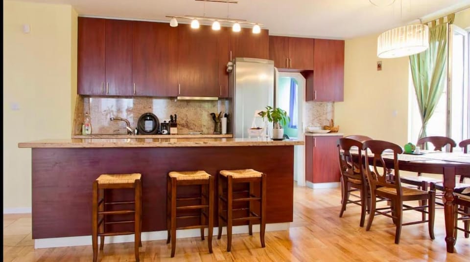 Dining area, minibar