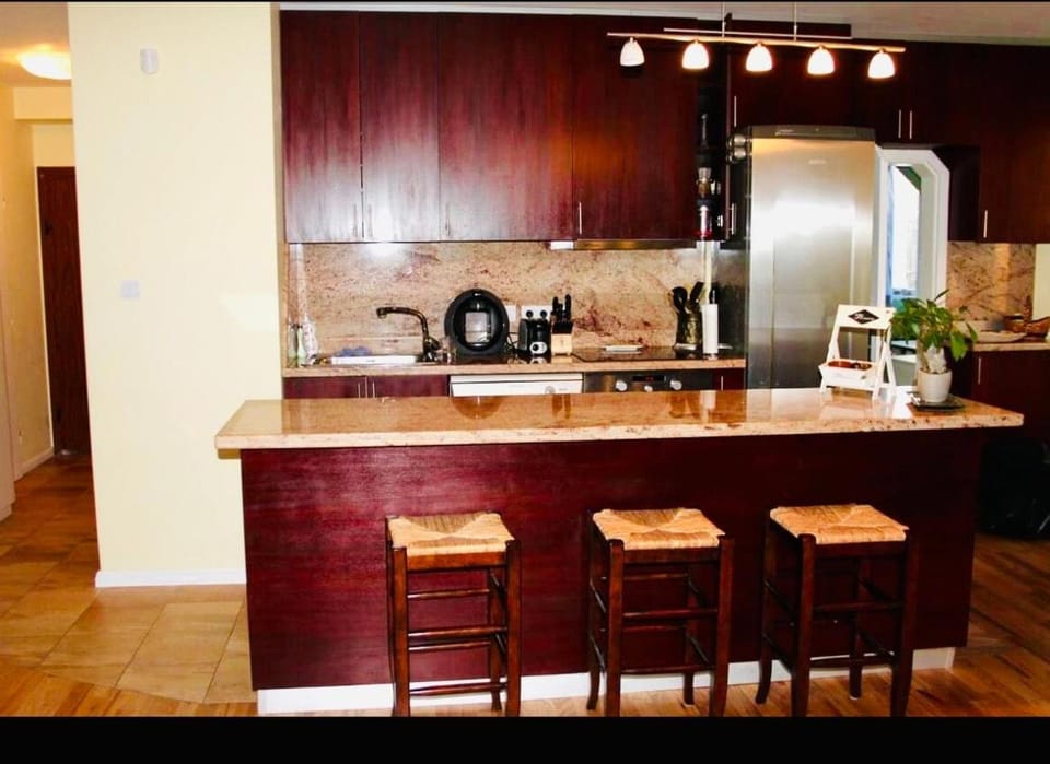 Coffee/tea facilities, Kitchen or kitchenette, Dining area, dishwasher, minibar, oven, stove, toaster