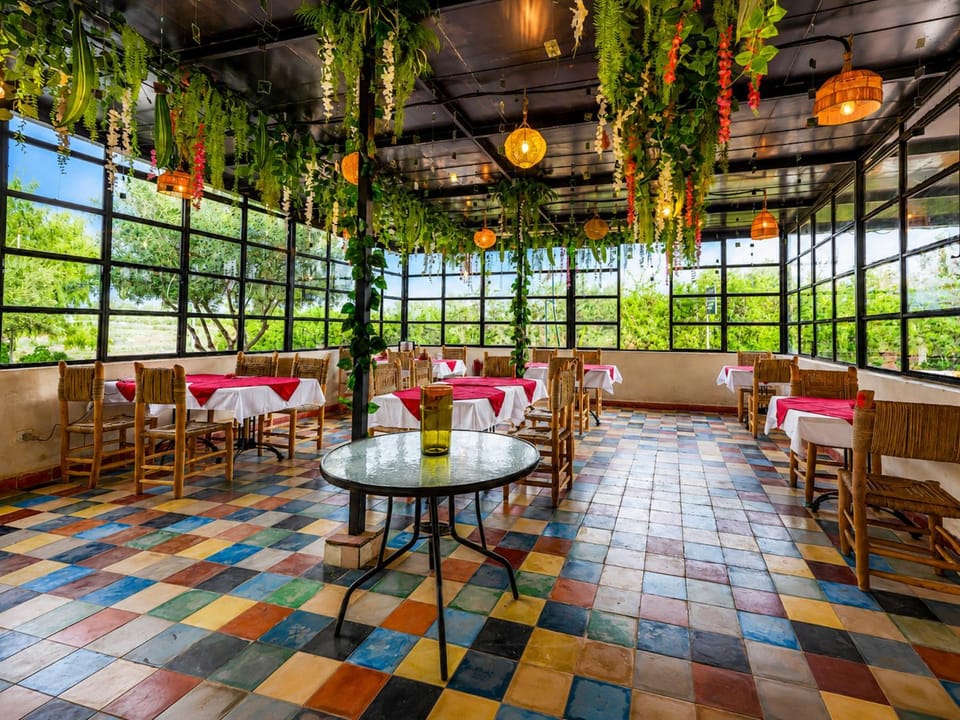 Restaurant/places to eat, Garden, Living room, Banquet/Function facilities, Seating area, Garden view
