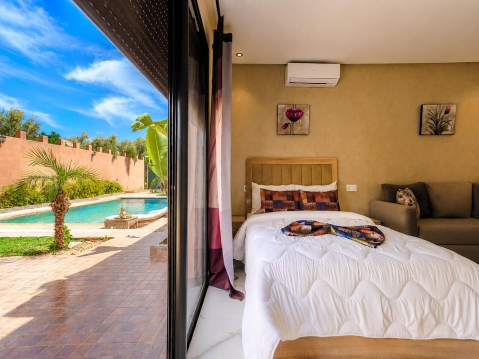 Patio, Bed, Day, Natural landscape, View (from property/room), Balcony/Terrace, Photo of the whole room, Bedroom, Pool view, Swimming pool, sunbed, towels, air conditioner