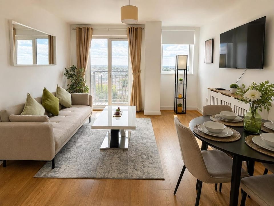 Communal lounge/ TV room, TV and multimedia, Living room, Seating area, Dining area, Evening entertainment