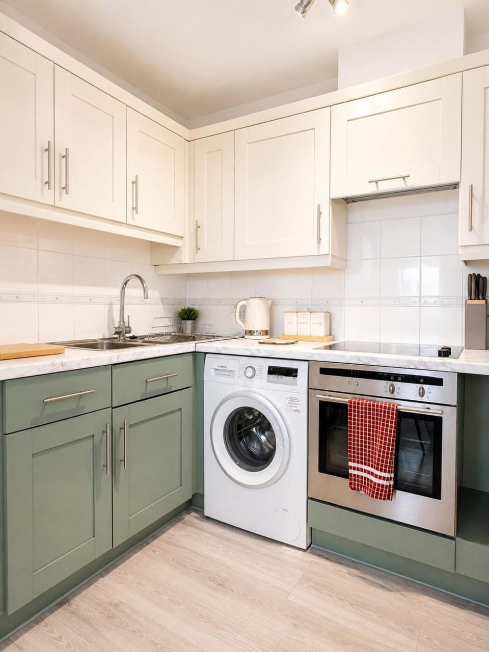 Coffee/tea facilities, Kitchen or kitchenette, oven, stove, washing machine