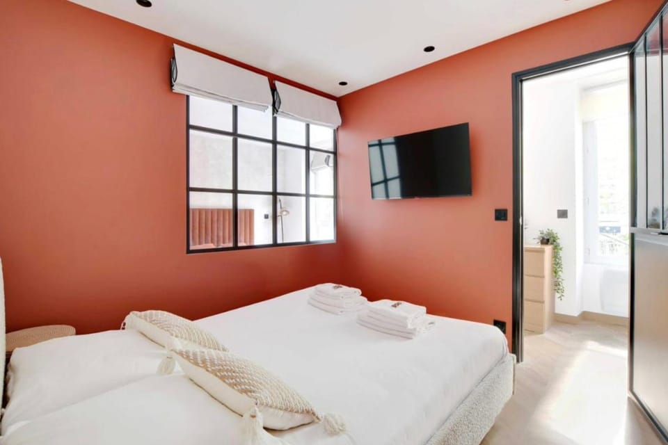 Bed, TV and multimedia, Photo of the whole room, Bedroom, towels, wardrobe