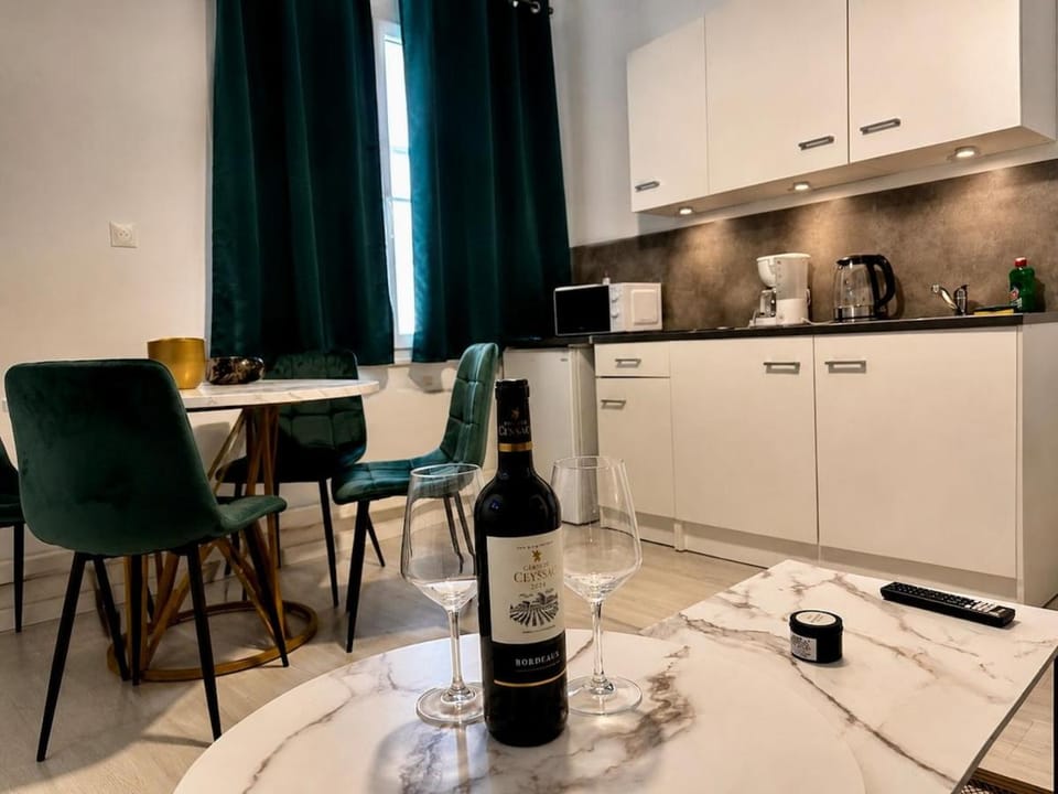 Elegant Apartment with shared courtyard-center Apartment in Narbonne