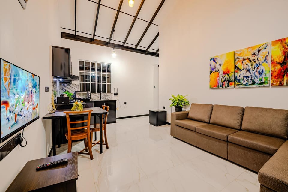 Communal lounge/ TV room, TV and multimedia, Kitchen or kitchenette, Living room, Seating area, Dining area