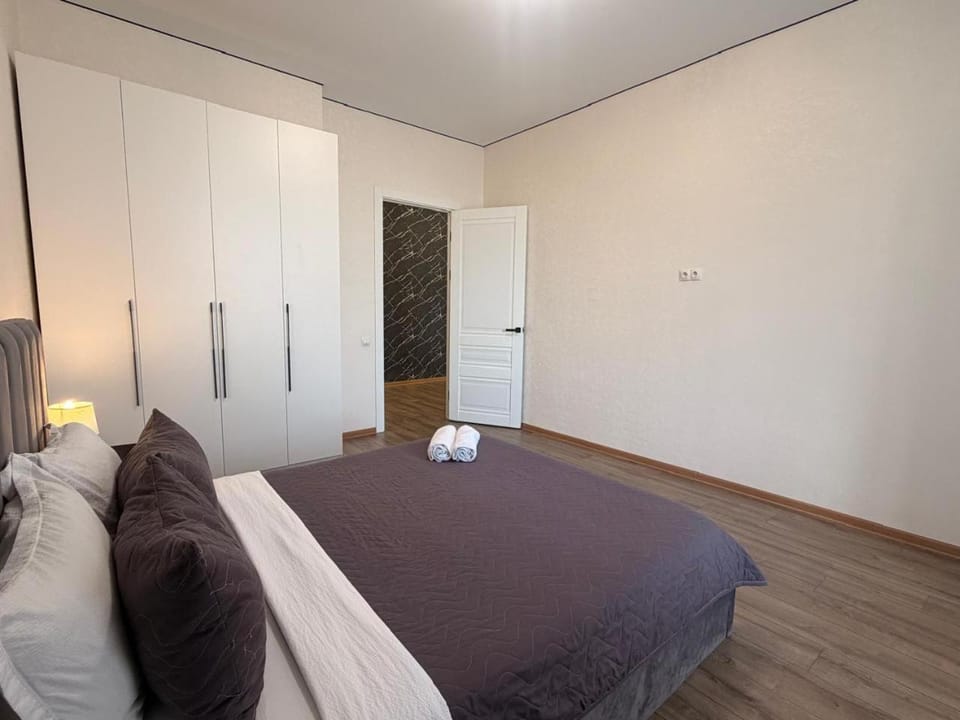 Bed, Bedroom, towels