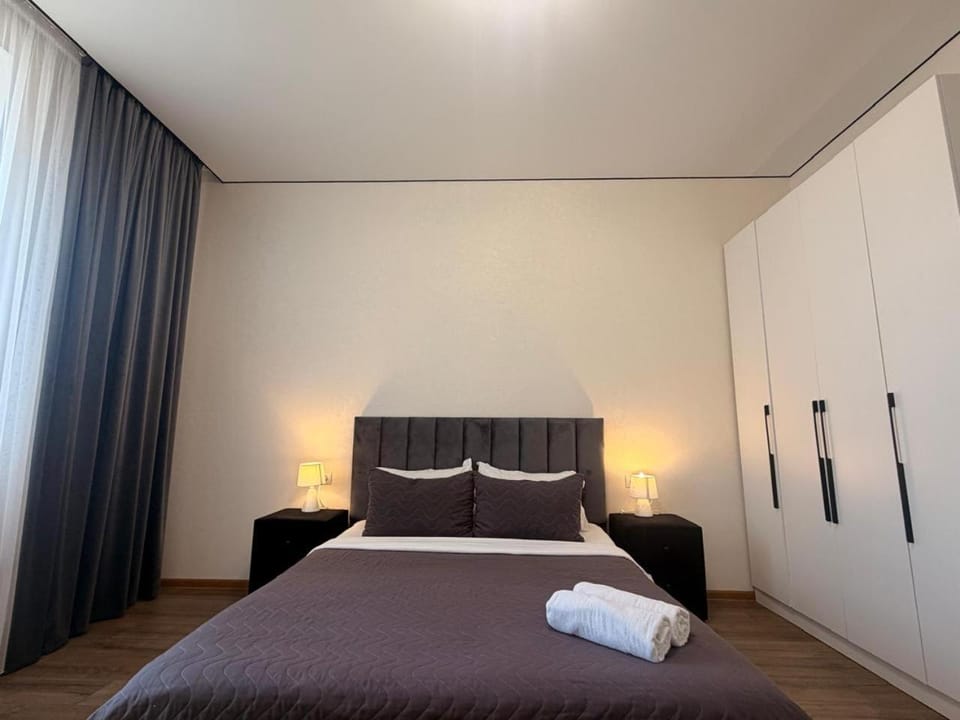 Bed, Photo of the whole room, Bedroom, towels