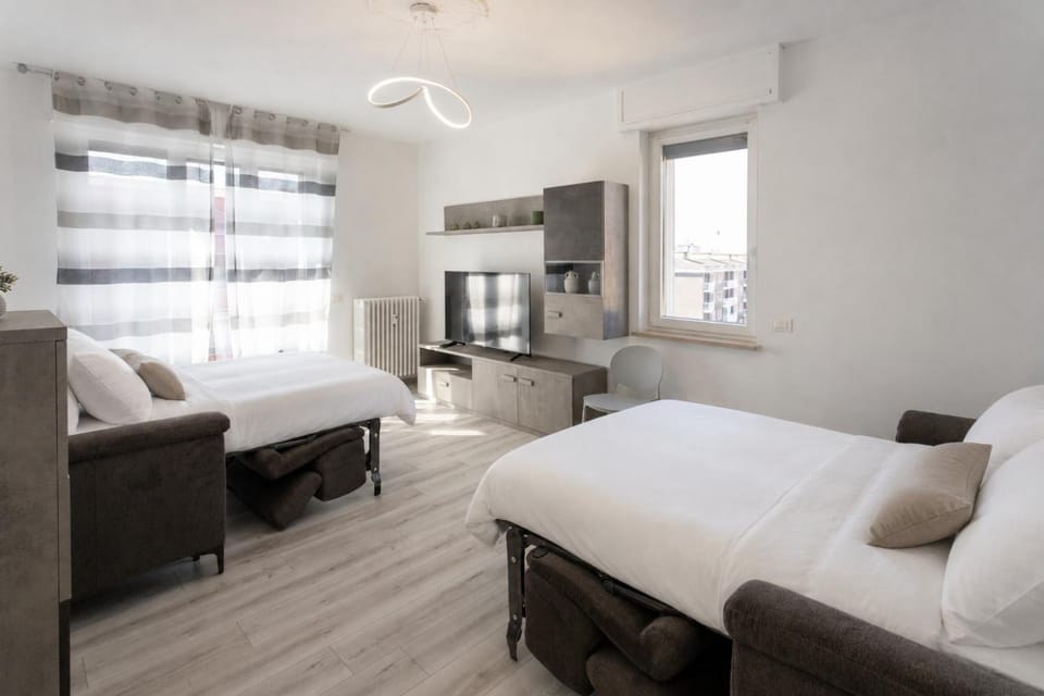 Bed, TV and multimedia, Living room, towels