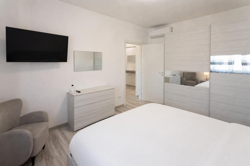 Bed, TV and multimedia, Photo of the whole room, Bedroom, wardrobe, air conditioner