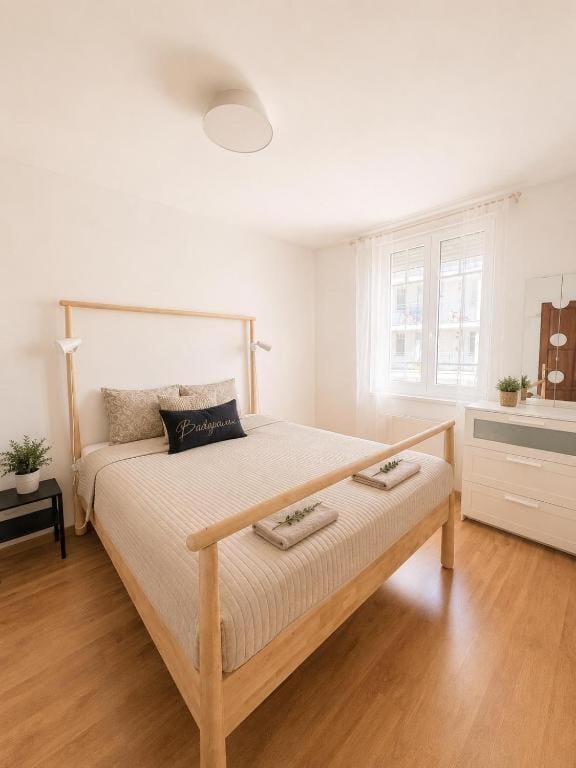 Bed, Bedroom, towels