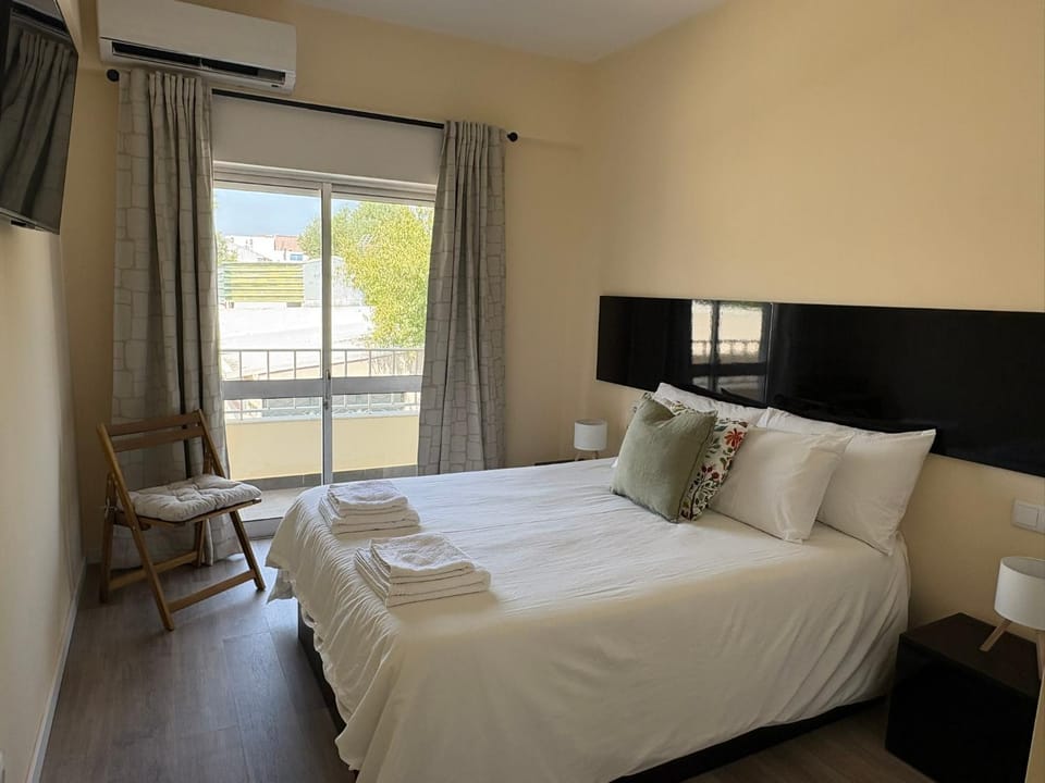 Bed, TV and multimedia, Bedroom, air conditioner