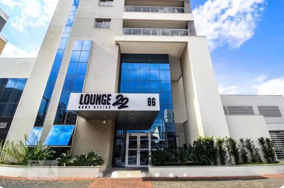 Lounge 22 - Varanda, piscina, academia e Ao lado da praça do Sol , praça Tamandaré , Íbis , restaurantes do Marista e outros vários locais pra tomar um café ou almoçar! Apartment in Goiania