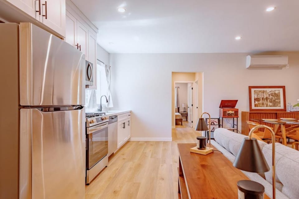 The Poppy Pool and Spa, Quiet Retreat, Big outdoor yard House in Van Nuys