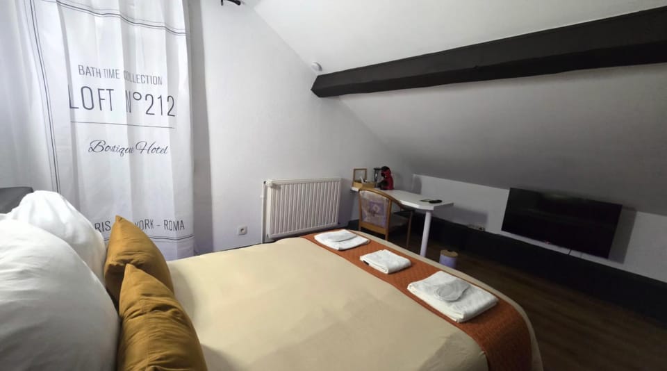 Résidence Les Poiriers - Petite chambre 2 mansardée tout confort avec salle de bain privative Bed and Breakfast in Vosges