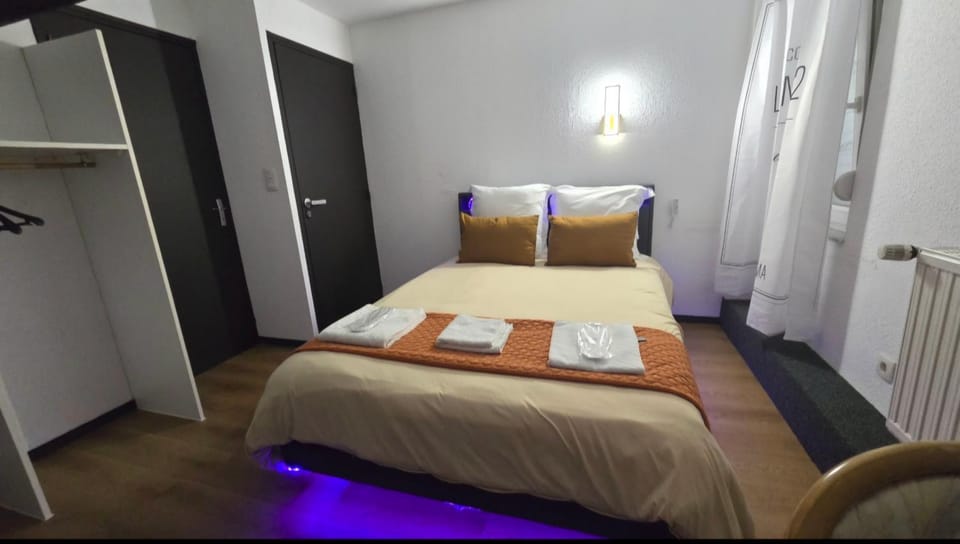 Résidence Les Poiriers - Petite chambre 2 mansardée tout confort avec salle de bain privative Bed and Breakfast in Vosges
