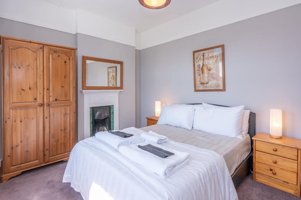 Bed, Photo of the whole room, Bedroom, fireplace, towels, wardrobe