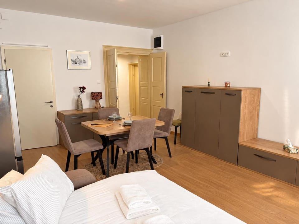 Bed, Living room, Photo of the whole room, Seating area, wardrobe