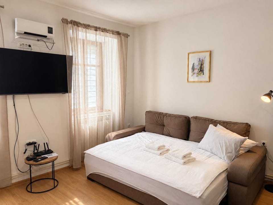 Bed, TV and multimedia, towels