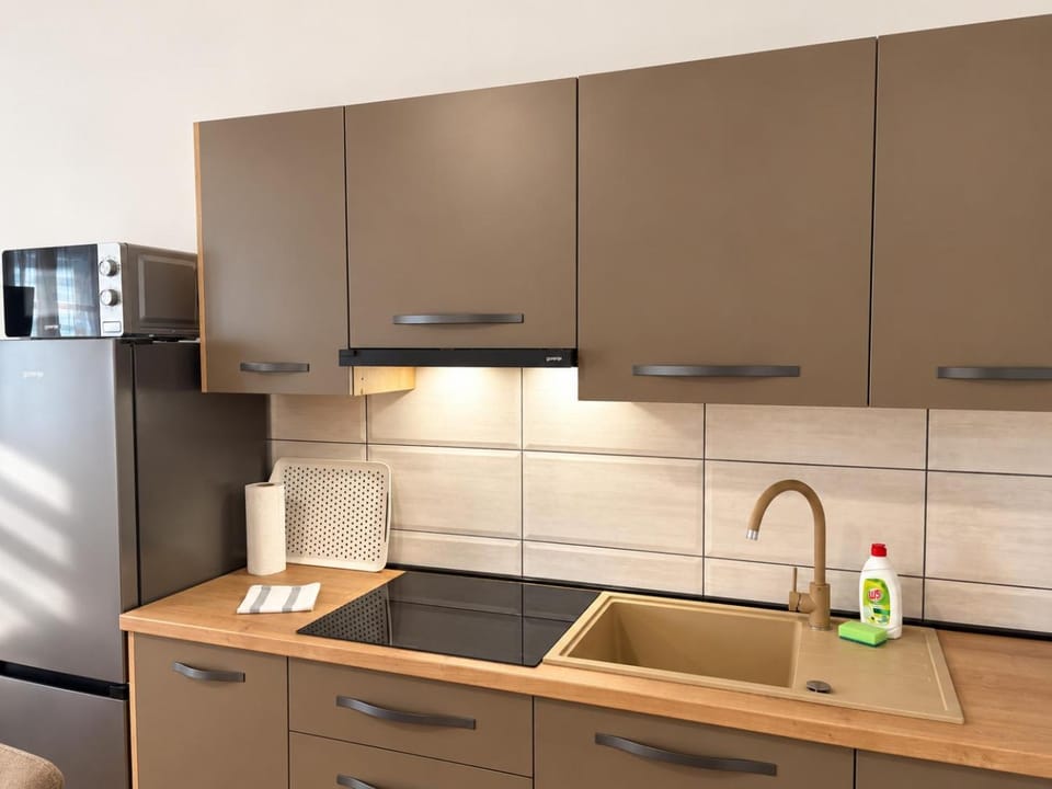 Kitchen or kitchenette, dishwasher, microwave, stove