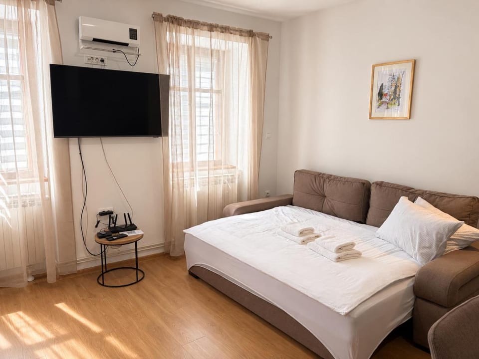 Bed, TV and multimedia, Photo of the whole room, towels