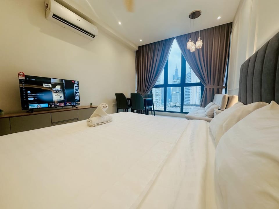 Bed, TV and multimedia, Photo of the whole room, Evening entertainment, Bedroom, air conditioner