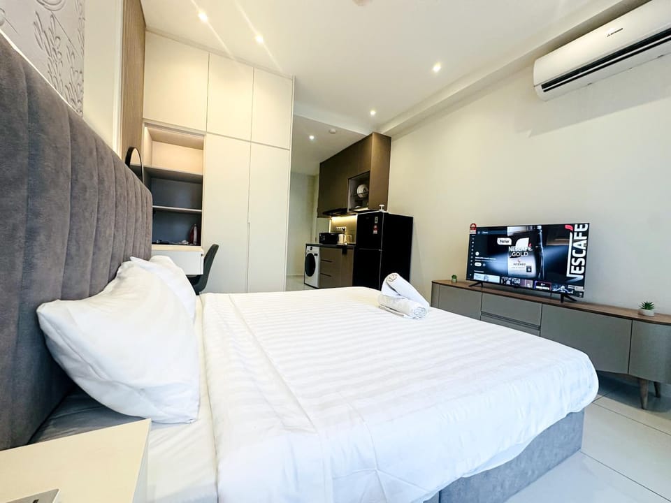 Bed, TV and multimedia, Photo of the whole room, Evening entertainment, Bedroom, air conditioner