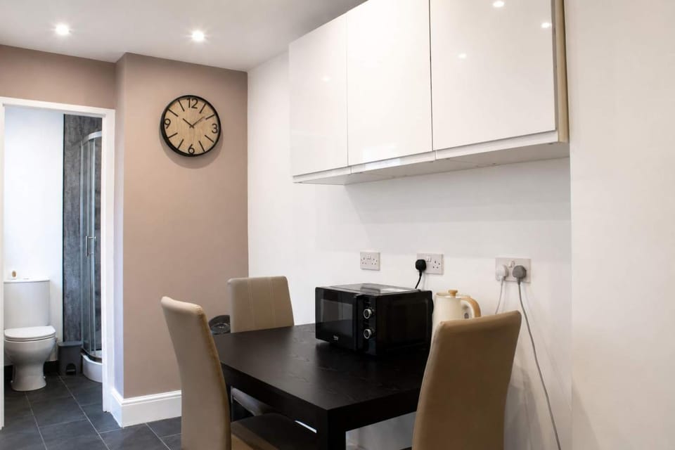 Near Anfield 3BR 6 Beds 2 Baths Parking House in Liverpool