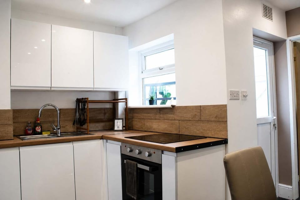 Near Anfield 3BR 6 Beds 2 Baths Parking House in Liverpool