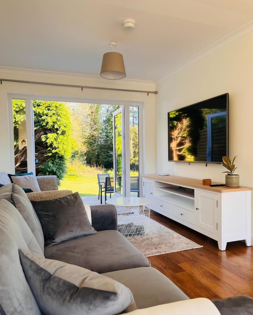 Modern, Spacious Home with Stunning Private Garden - Ideal for Families, Contractors and Business Travellers House in Camberley