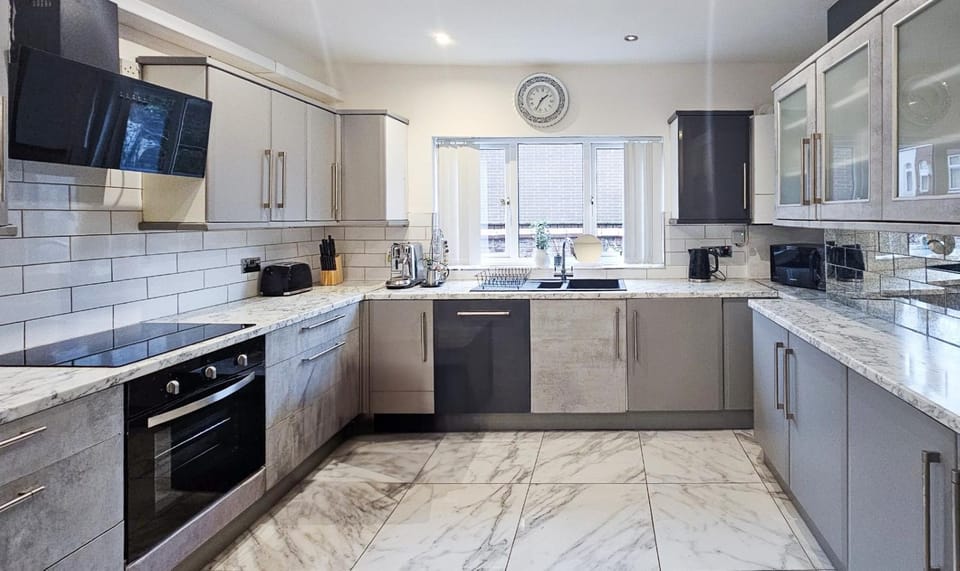 Coffee/tea facilities, Kitchen or kitchenette, dishwasher, oven