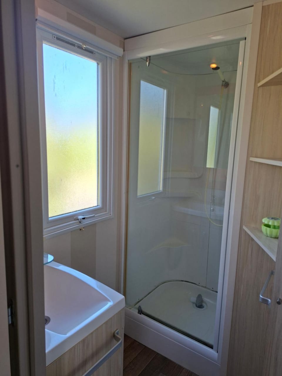 Mobil-home au bord du lac de Douzy Campground/ 
RV Resort in Grand Est