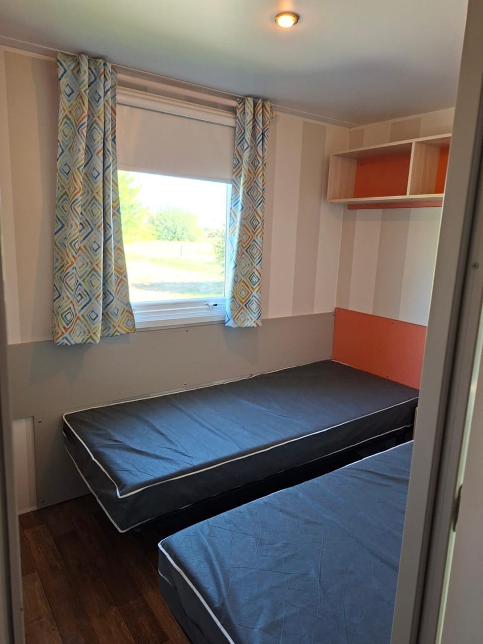 Mobil-home au bord du lac de Douzy Campground/ 
RV Resort in Grand Est