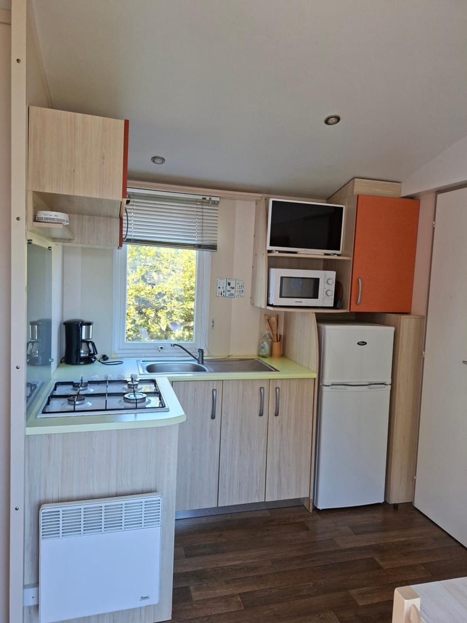 Mobil-home au bord du lac de Douzy Campground/ 
RV Resort in Grand Est