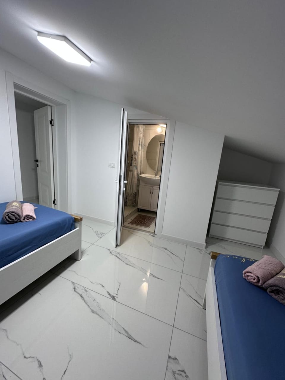 Bed, Bathroom, Photo of the whole room, Bedroom, towels