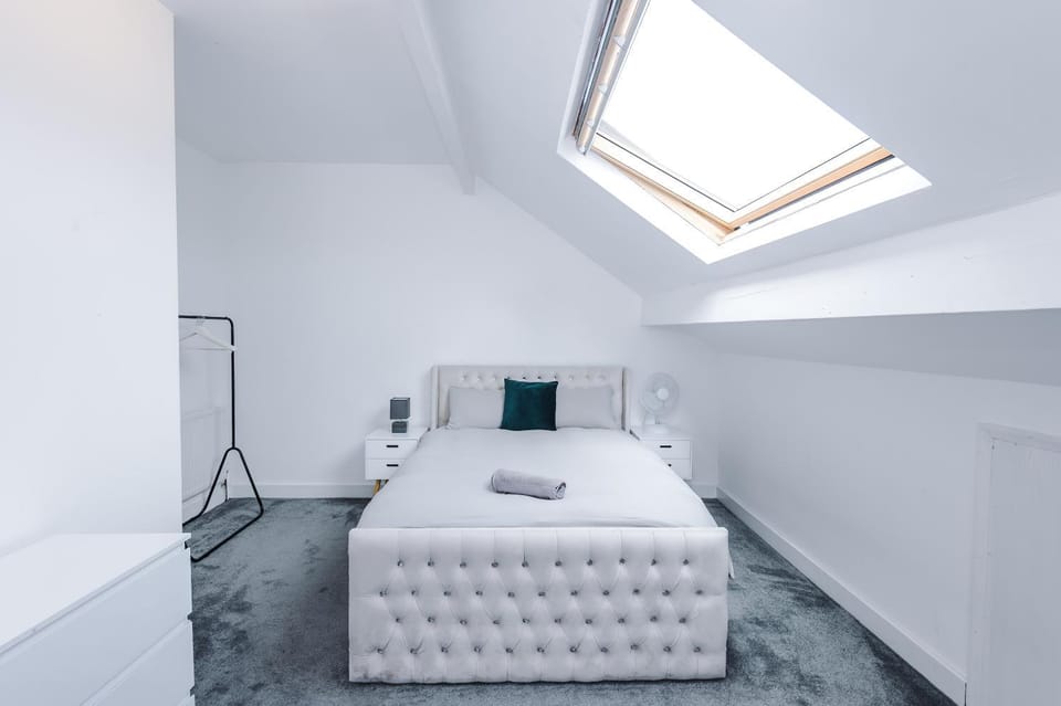 5-Bed Contractor House - Free Parking - Sleeps 10 House in Leeds