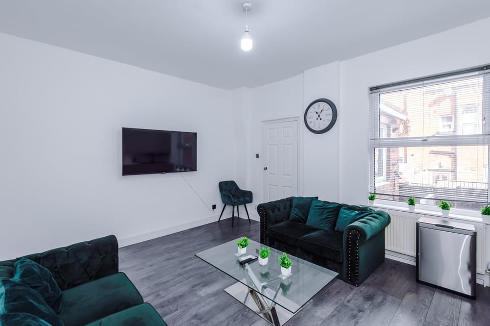 5-Bed Contractor House - Free Parking - Sleeps 10 House in Leeds